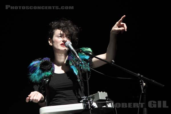 ALICE LEWIS - 2010-11-02 - PARIS - Le Bataclan - 